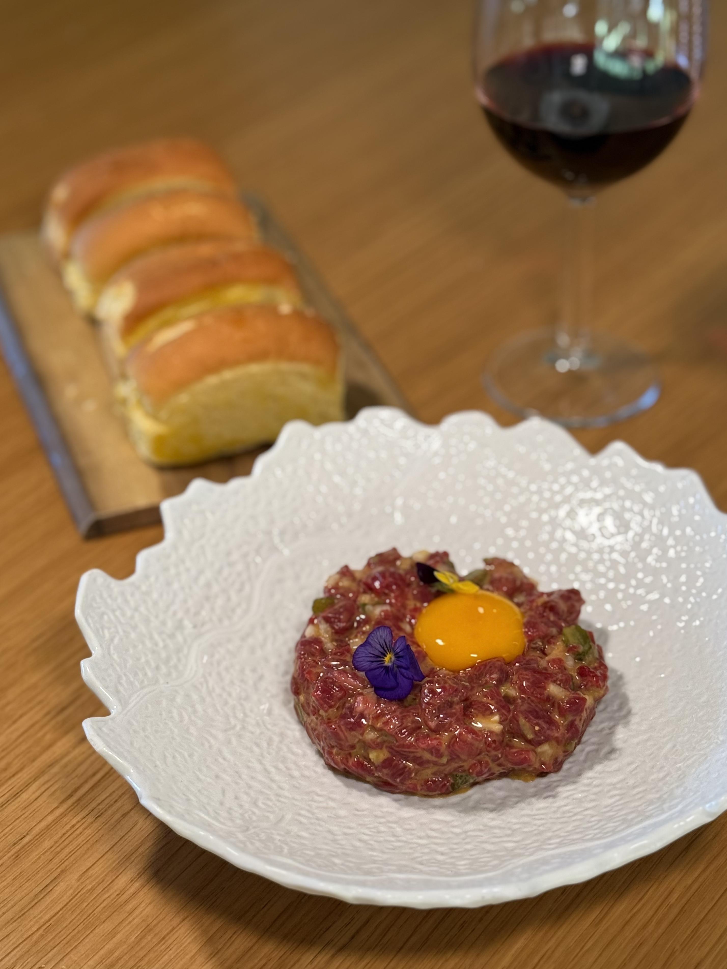 Steak tartar de vaca acompañado con pan brioche