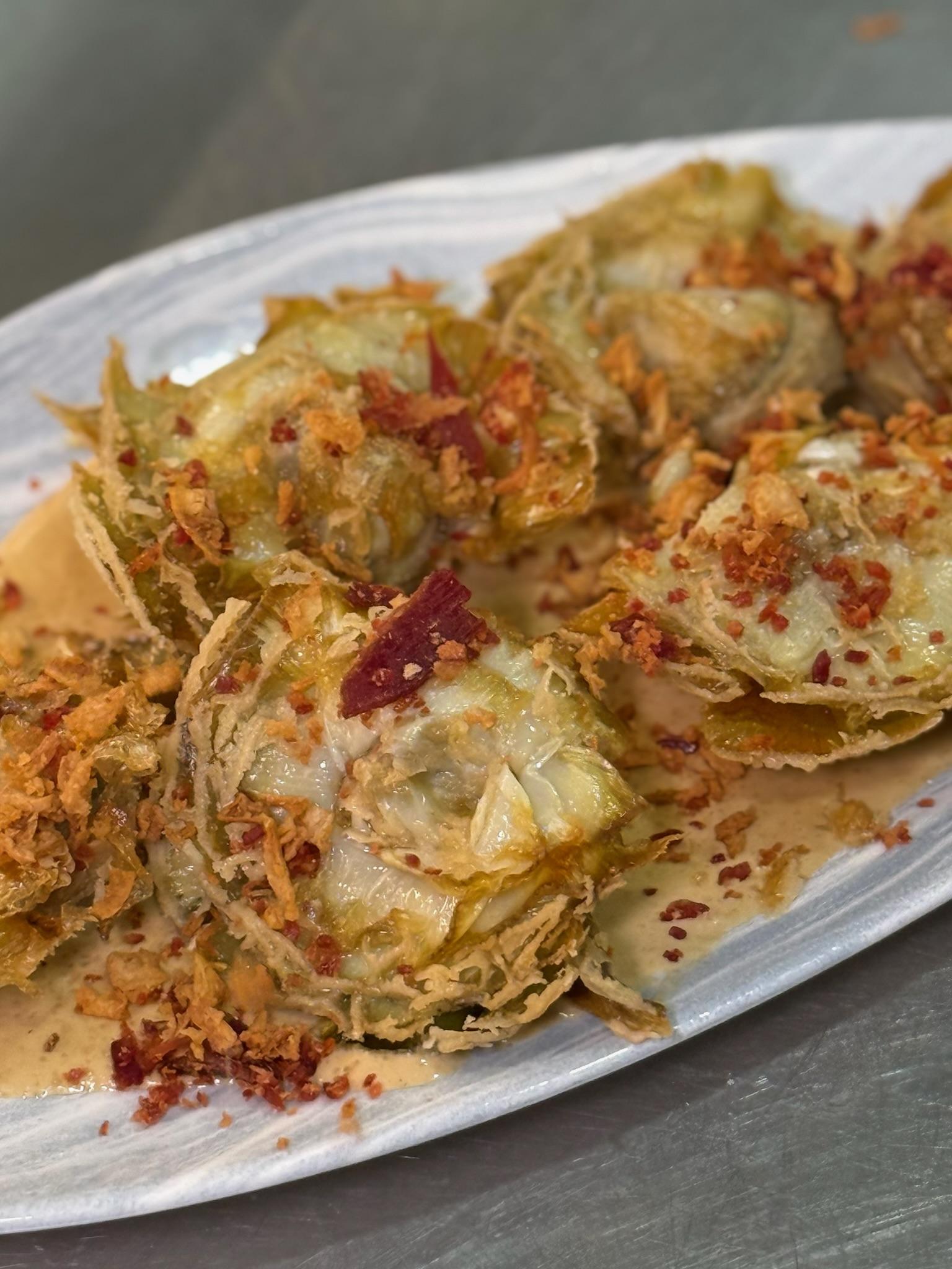 Flor de alcachofas en tempura con crema de boletus, virutas de jamón y cebolla crujiente