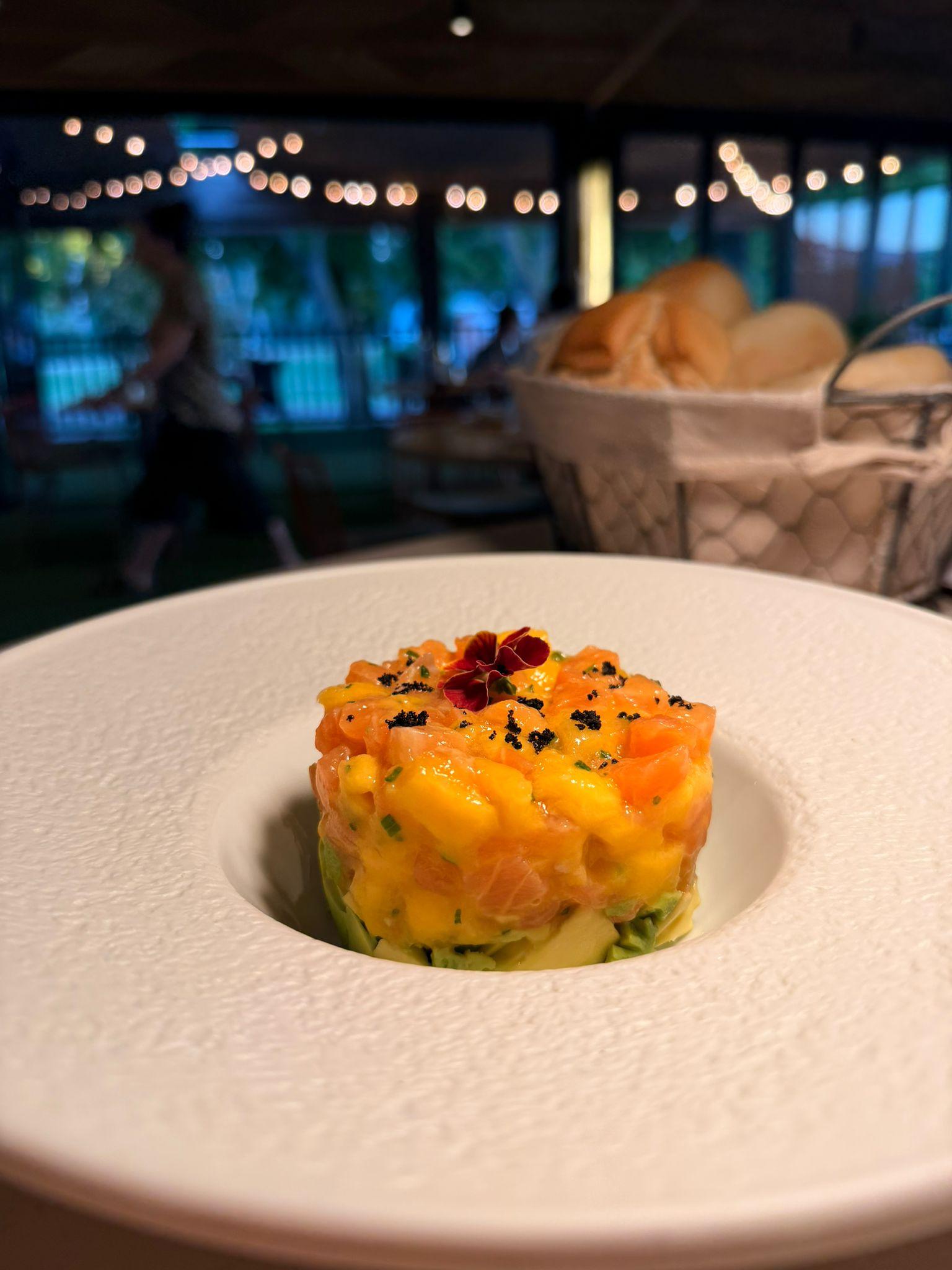 Tartar de salmón y aguacate con gazpacho de mango
